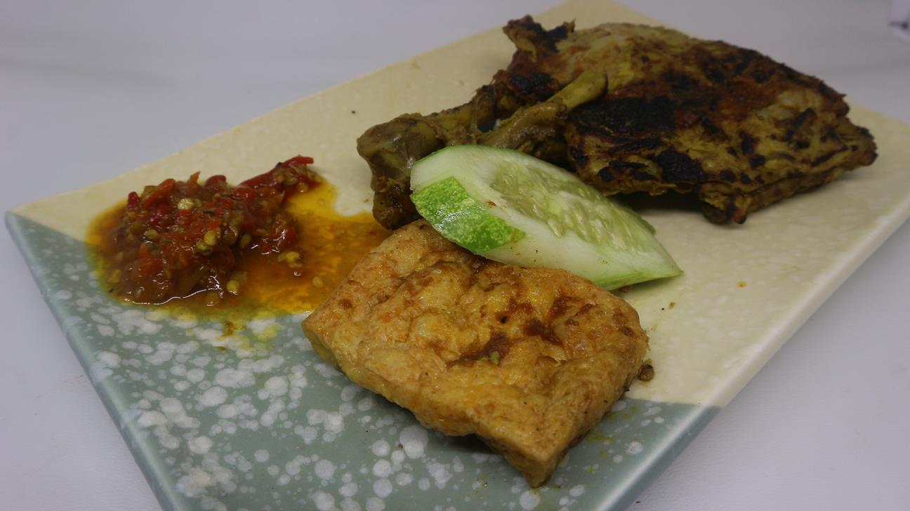 paket bebek bakar dari ayam goreng nelongso