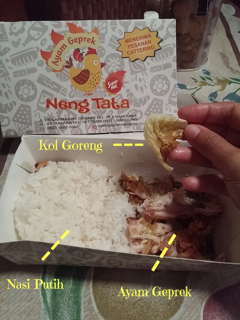 menu standar dari ayam geprek neng tata