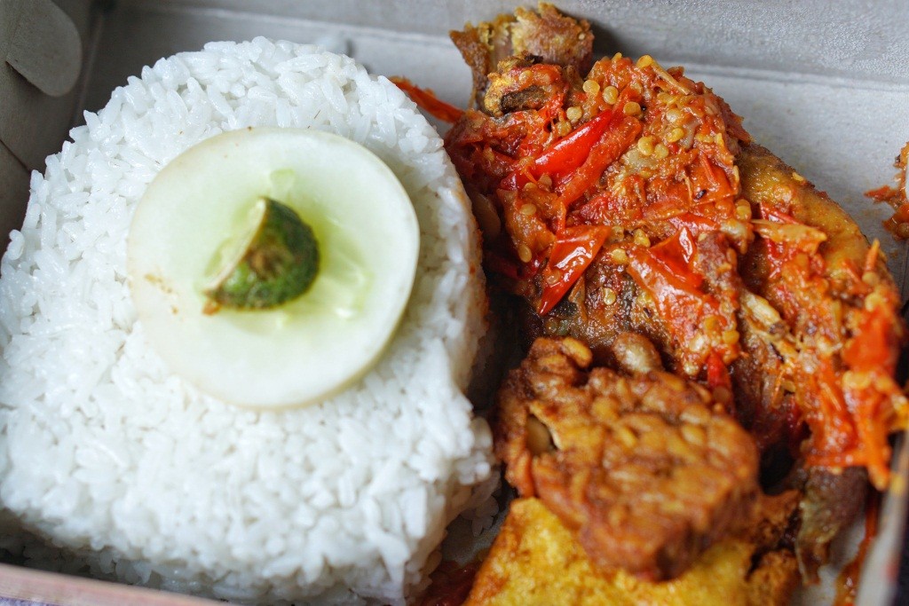 Ayam Geprek Sulawesi: Makanan Enak Favorit Di Makassar