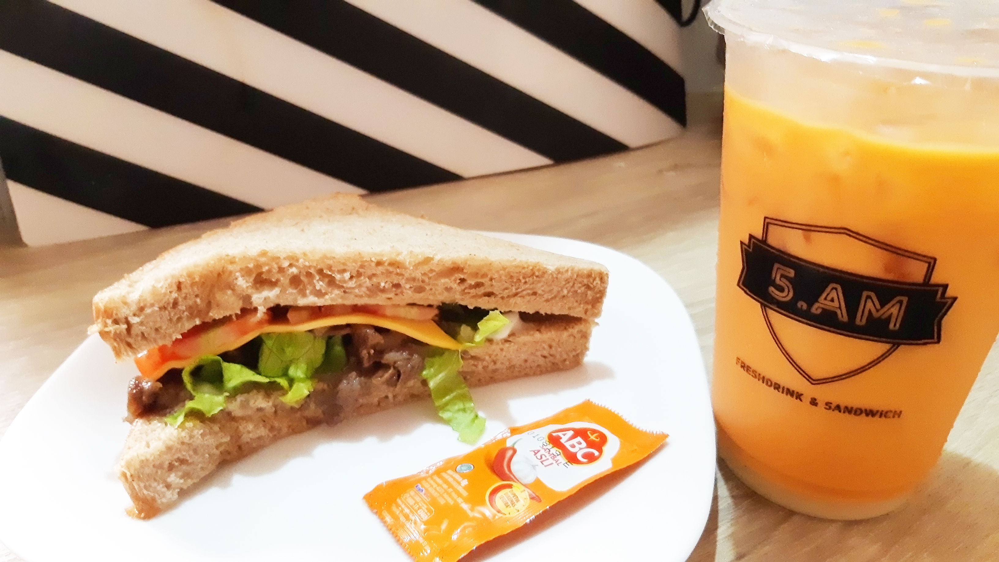 roti gandum lapis dan iced thai tea dari 5am