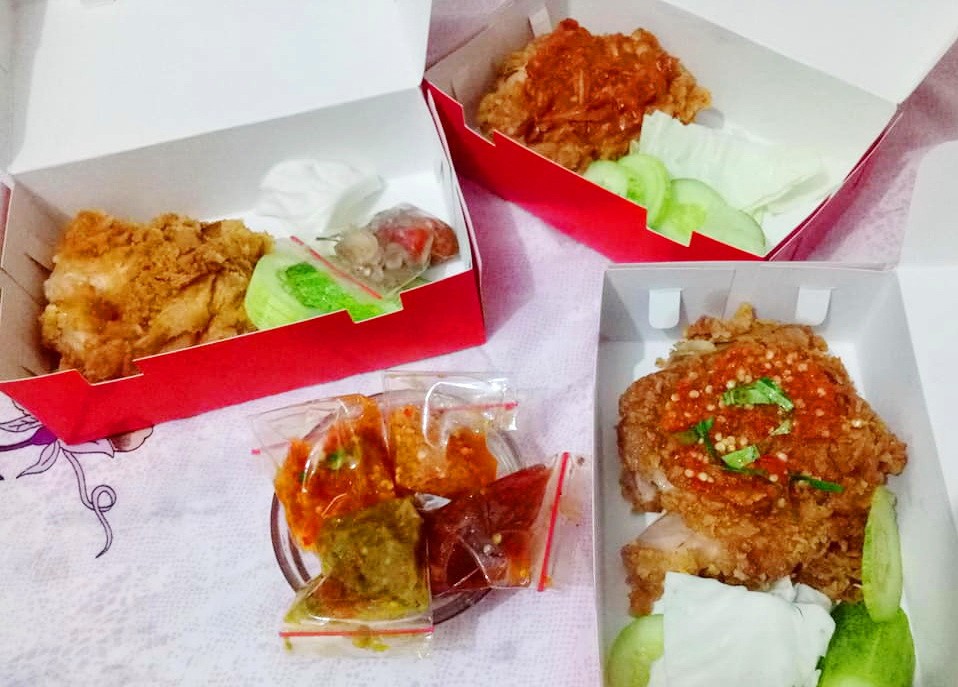 Cari Makanan yang Populer di Bandung? Ayam Geprek Pangeran, Atuh