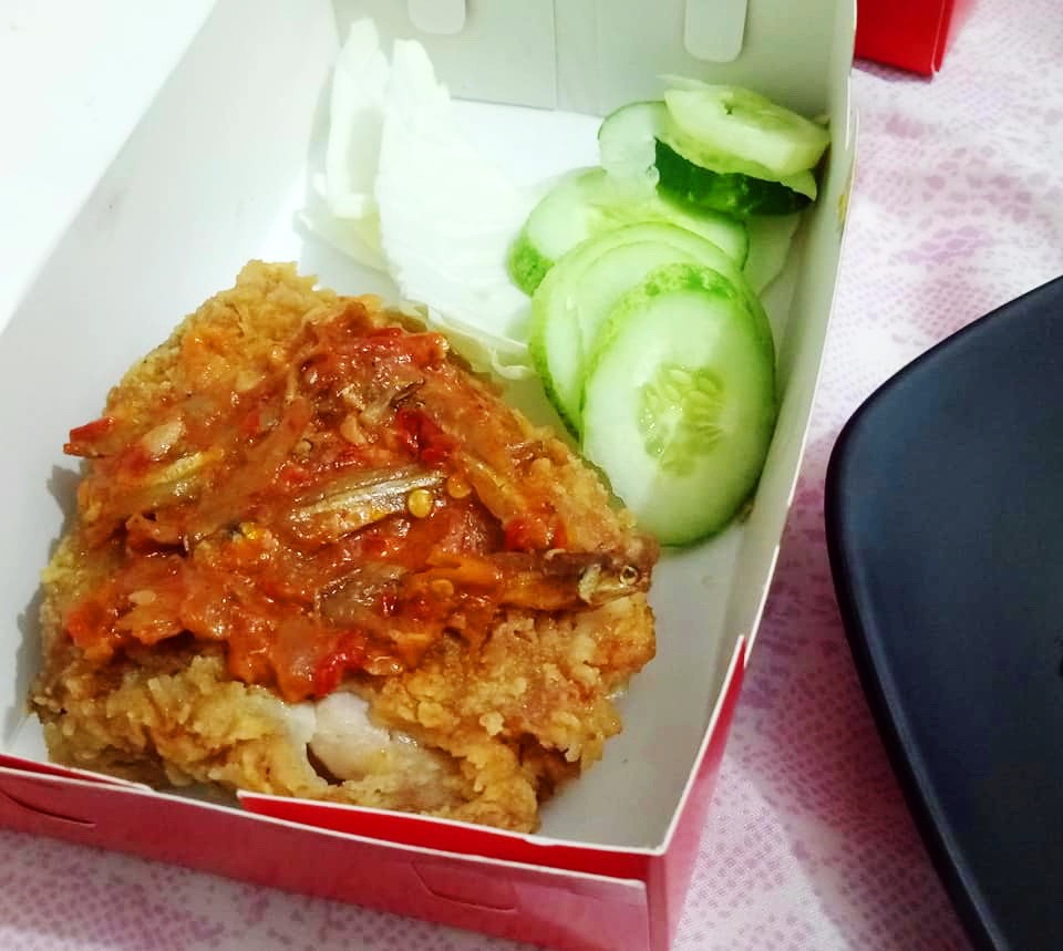 Cari Makanan yang Populer di Bandung? Ayam Geprek Pangeran, Atuh