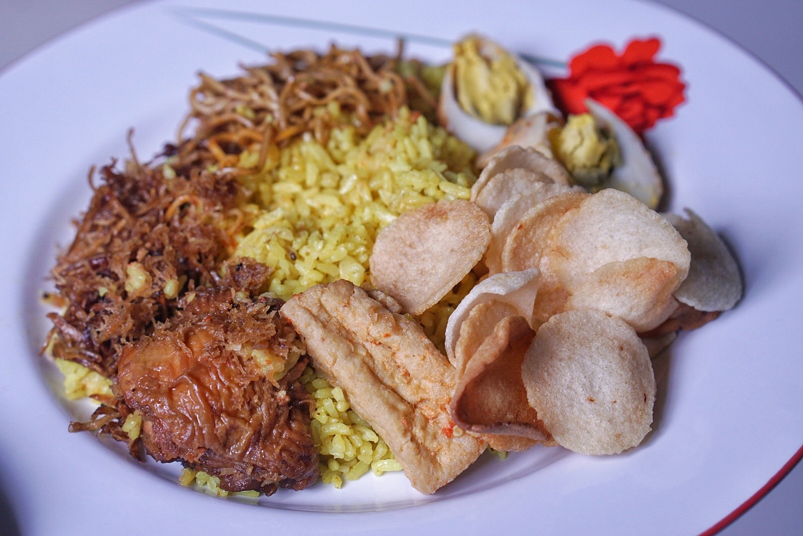 Sarapan Nikmat Dengan Songkolo Dan Nasi Kuning Dg. Malia