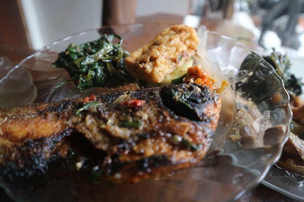 Ayam Goreng Nelongso Makanan Khas di Surabaya yang Bikin Bahagia Perut dan Dompet Kita!