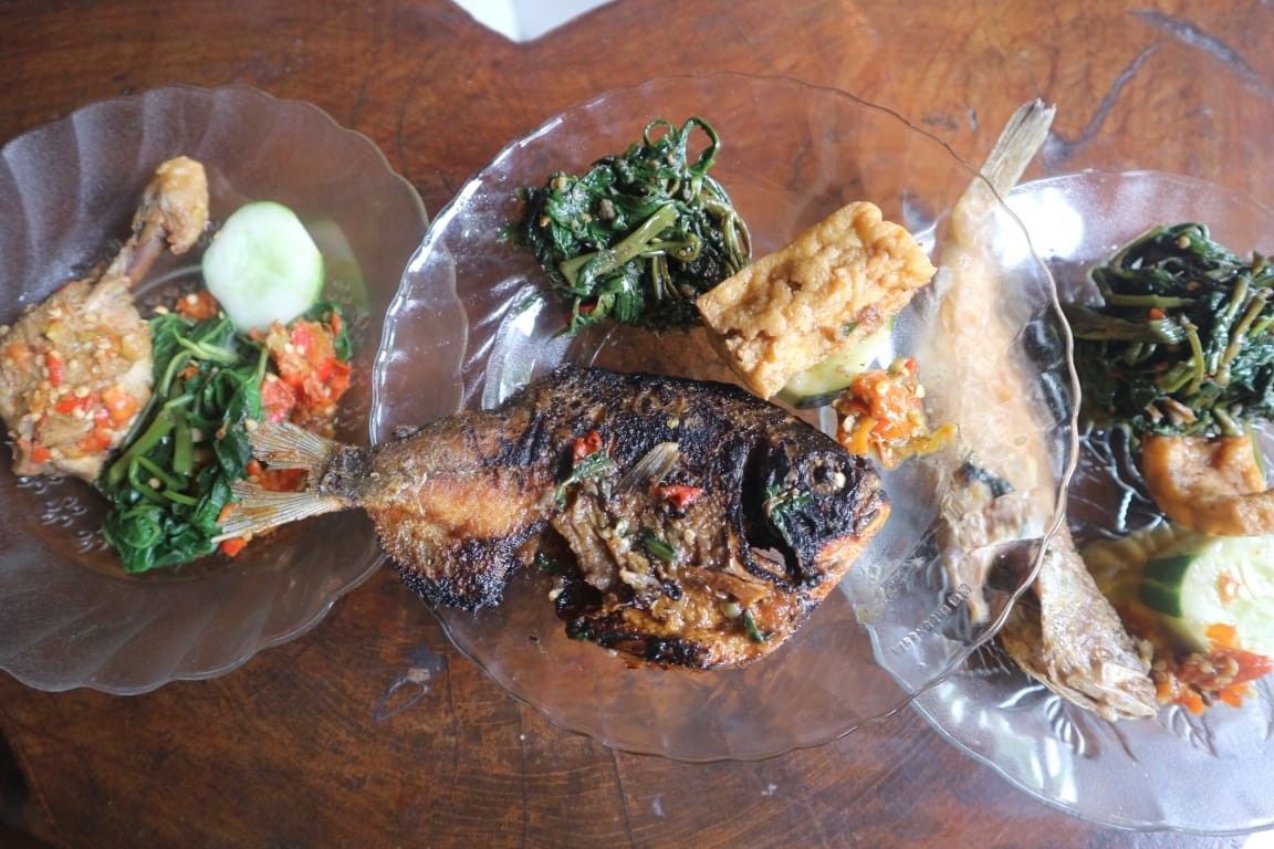 Ayam Goreng Nelongso Makanan Khas di Surabaya yang Bikin Bahagia Perut dan Dompet Kita!