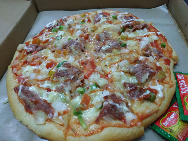 Rekomendasi Makanan Enak di Tangerang : Pizza Crispy Daging Kambing yang Unik Dari Sultan Bakery