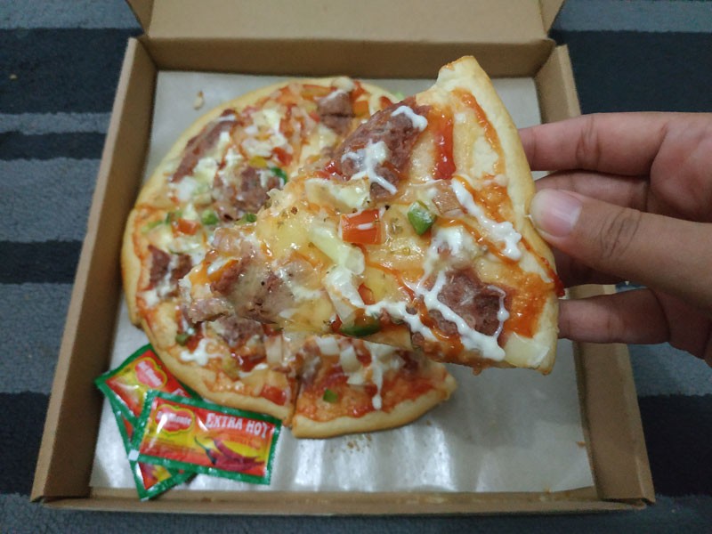 Rekomendasi Makanan Enak di Tangerang : Pizza Crispy Daging Kambing yang Unik Dari Sultan Bakery